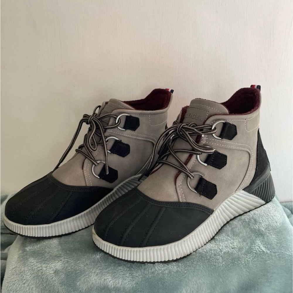 Tommy Hilfiger Jenko Boots, size 8.
